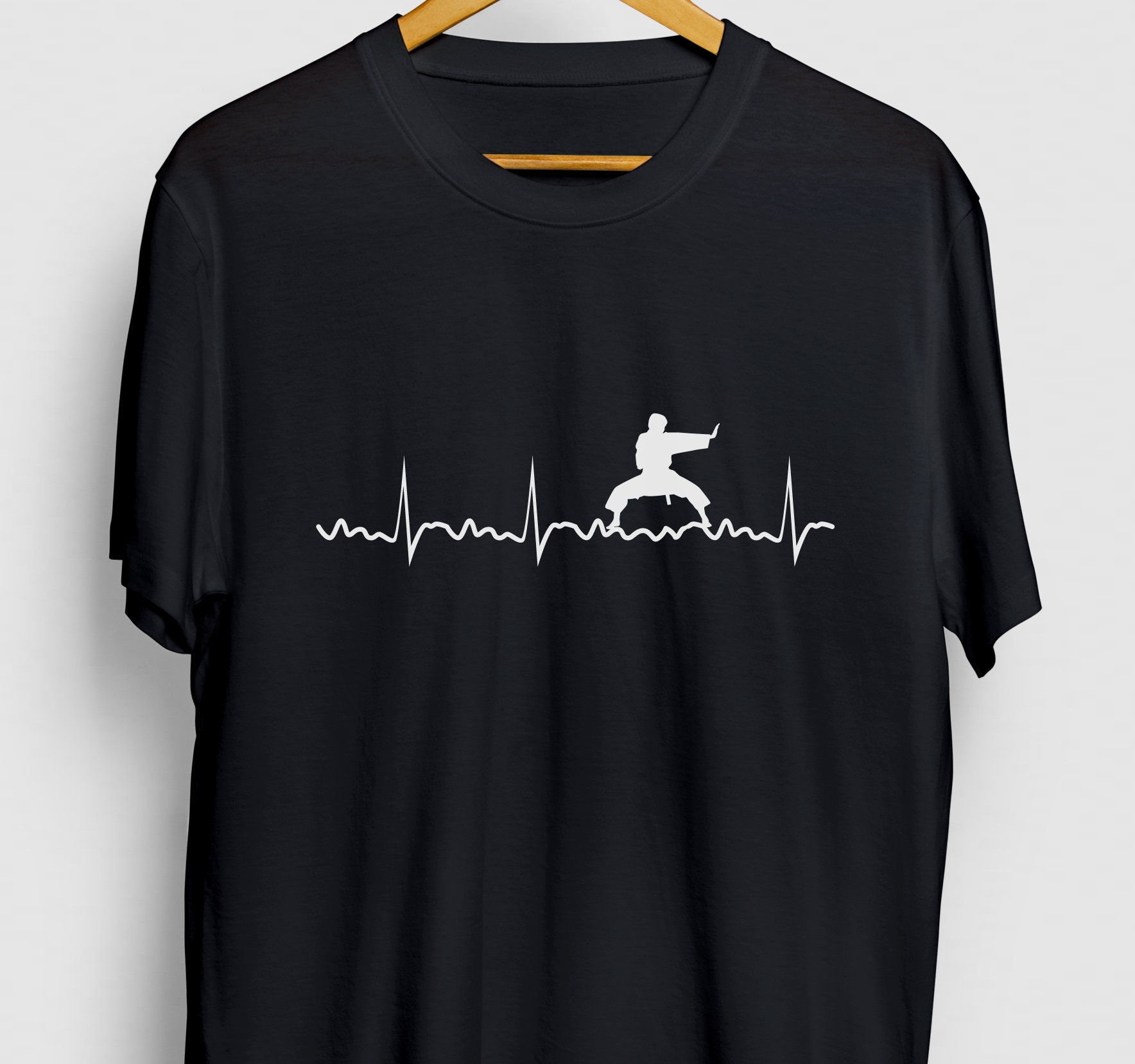 Karate Shirt, Geschenk, Lustiges Mama, Mädchen, Herzschlag Hoodie/Jugend Shirt Unisex T-Shirt von MySweetHideoutCo