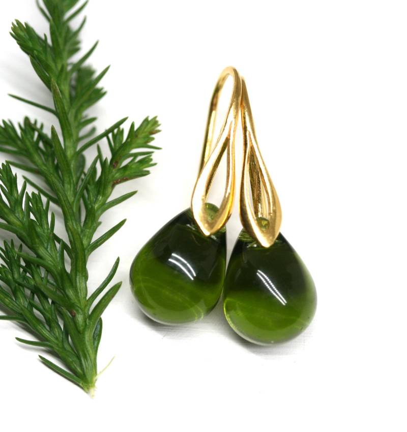 Grün Tropfen Ohrringe, Olivin Schmuck, Goldene Haken Tropfen Briolette von INVSea