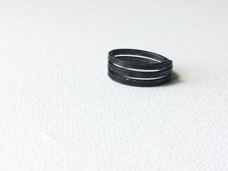 Minimal Eisen Ring, Einfacher Schwarzer Schlichter Handgemachter Dunkelgrauer Metall Rustikaler Rohdraht Ring Unisex Stahl Band, Frauen Band von IRONYJWLR