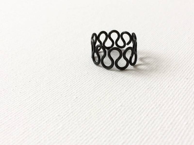 Minimalist Ring, Schwarz Eisen Zarte Matt Minimal Schmuck Spitze Stahl Frauen Einfache Einstellbar Ebene Handgemachte Metalldraht Roh Unisex von IRONYJWLR