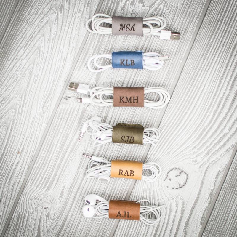 Benutzerdefinierte Lederbandwrapper, Personalisierte Lederbandwächter, Monogrammbandwrap. Kopfhörer Kabel Organizer, Monogramm Geschenk, Männer von IRONandGRAINusa