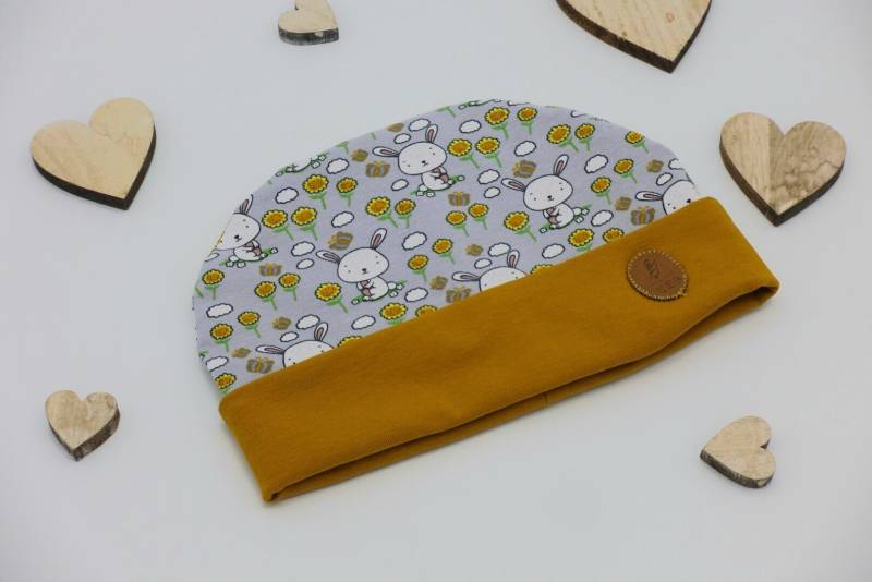Babymütze Aus Baumwolljersey Mit Hasen Auf Frühlingswiese Von Iriz Design von IRiZDESiGN
