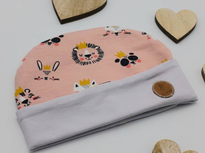 Babymütze Aus Baumwolljersey Zum Wenden Mit Königlichen Tieren Von Iriz Design von IRiZDESiGN
