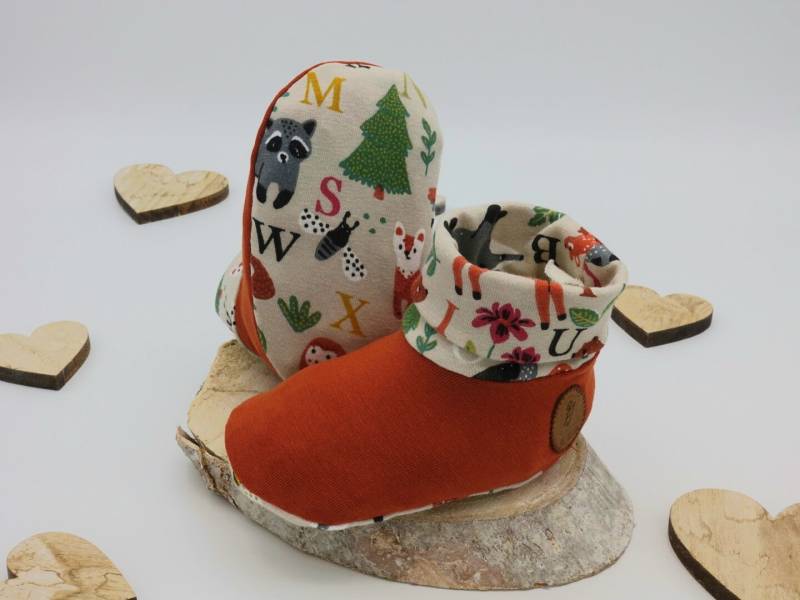 Babyschühchen Aus Baumwolljersey Mit Fröhlichen Waldtieren Und Buchstaben Von Iriz Design von IRiZDESiGN