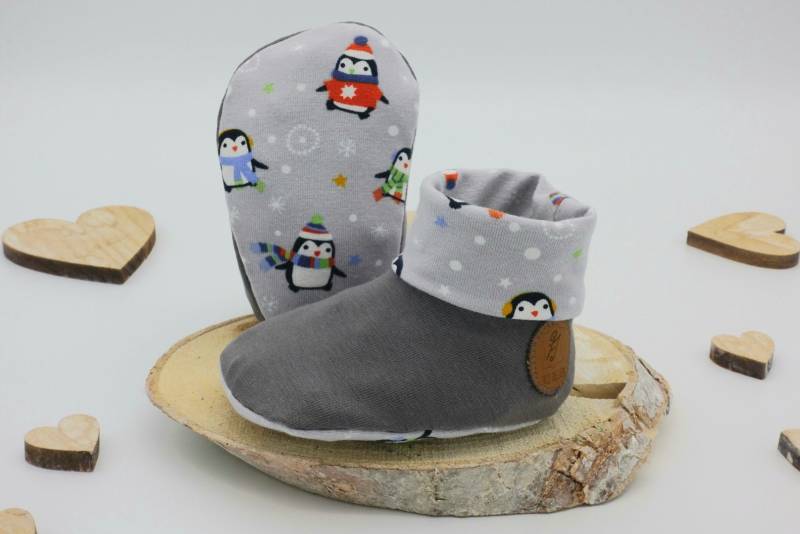 Babyschühchen Aus Baumwolljersey Mit Winterlichen Pinguinen Von Iriz Design von IRiZDESiGN