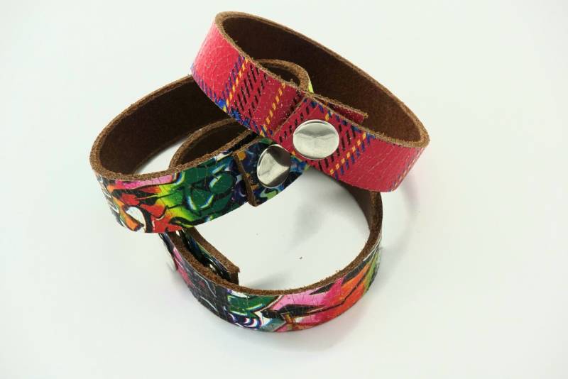 Echtleder Armband Mit Graffiti Design/Rot Karriert von IRiZDESiGN