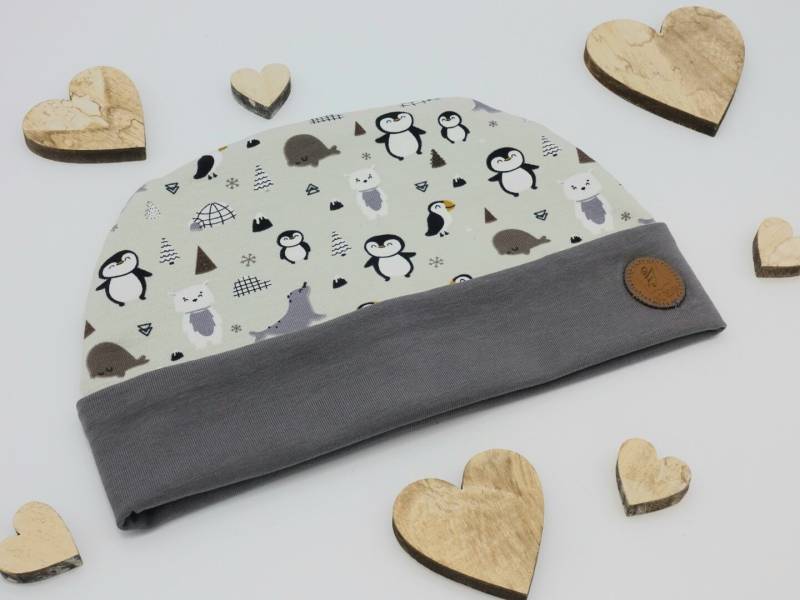 Handgefertigte Babymütze Aus Baumwolljersey Zum Wenden Mit Fröhlichen Polartieren Von Iriz Design von IRiZDESiGN