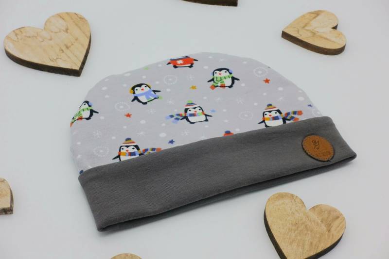 Handgefertigte Babymütze Aus Baumwolljersey Zum Wenden Mit Winterlichen Pinguinen Von Iriz Design von IRiZDESiGN