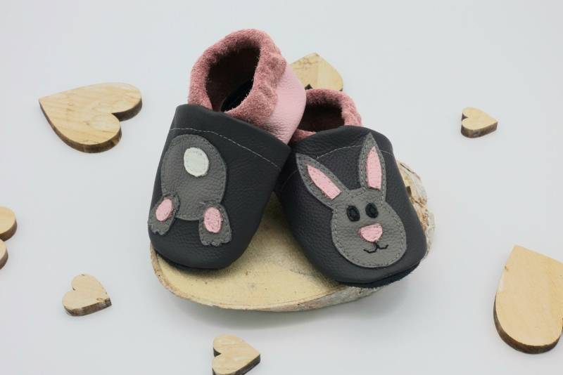 Handgefertigte Krabbelschuhe Aus Ökoleder Mit Hasen Motiv Von Iriz Design von IRiZDESiGN