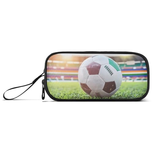 ISAOA Federmäppchen mit Fußballmotiv auf Stadionfeld-Hintergrund, große Kapazität, 3 Fächer, Federmäppchen, tragbar, große Aufbewahrung, Stiftebox für Teenager, Jungen, Mädchen, Erwachsene, Studenten von ISAOA