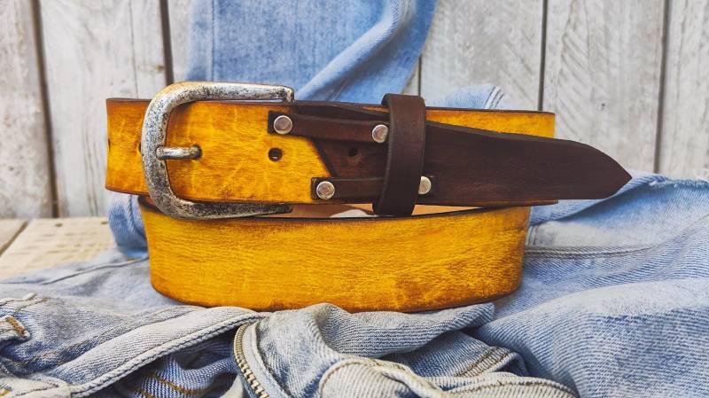 Handgefertigter Gelber Vollnarbenledergürtel - Handgefärbter Jeansgürtel Für Herren & Damen von ISHAOR