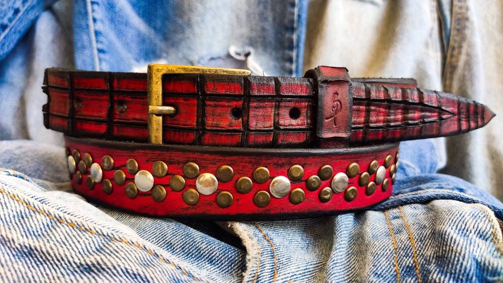 Handgefertigter Herren Roter Ledergürtel Mit Nieten Und Kroko-Textur Einzigartiges Rock-Geschenk Handgefertigter Herren Roter Ledergürtel Mit Nieten Und Kroko-Textur Einzigartiges Rock-Geschenk von ISHAOR