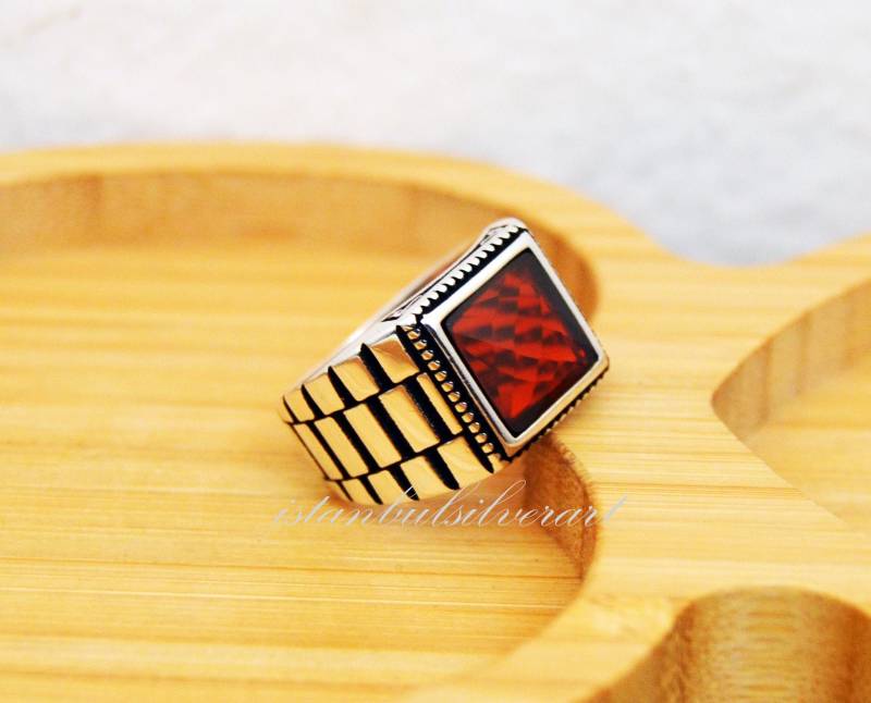 Handgefertigter 925 Sterlingsilber Herrenring Ottoman Ruby Red Zirconia von ISTANBULSILVERART
