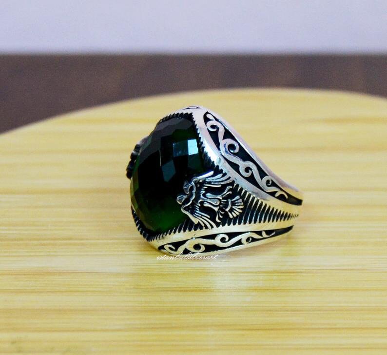 Handgefertigter Herrenring Im Ottoman-Stil Smaragd Cubic Zirkon, 925 Sterling Silber von ISTANBULSILVERART