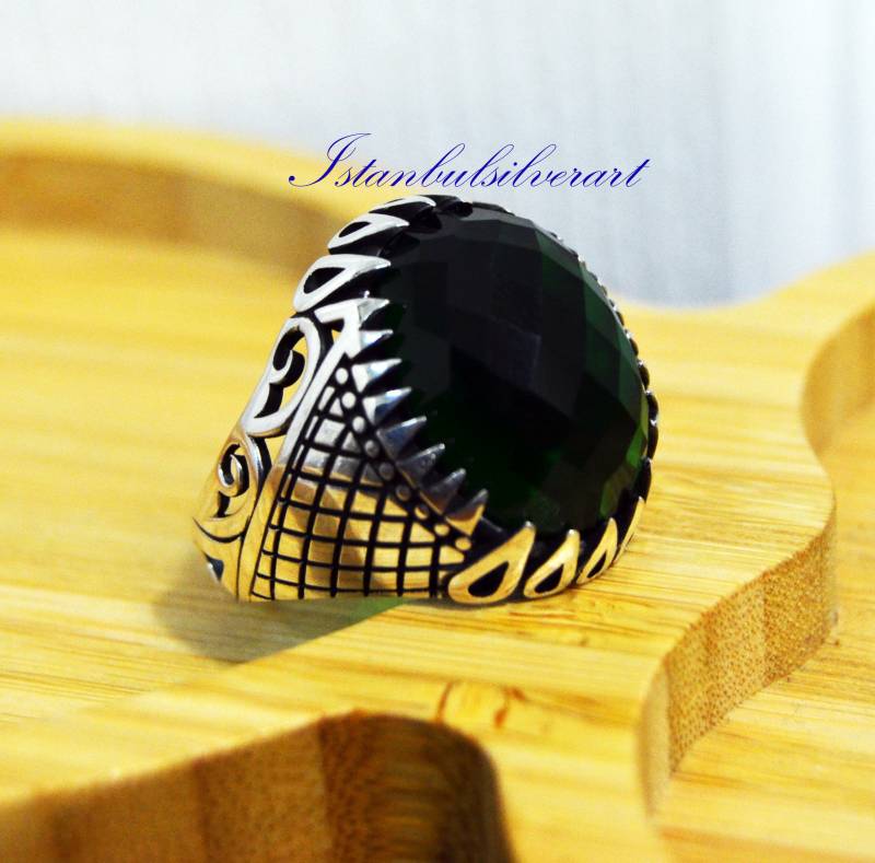 Handgefertigter Herrenring Smaragd Cubic Zirkon, 925 Sterling Silber von ISTANBULSILVERART