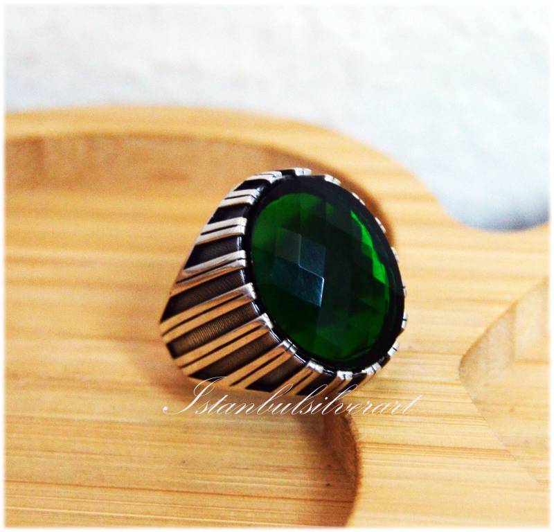 Handgemachter Herrenring Aus Sterlingsilber Ottomaner Smaragd & Cubic Zirkon von ISTANBULSILVERART