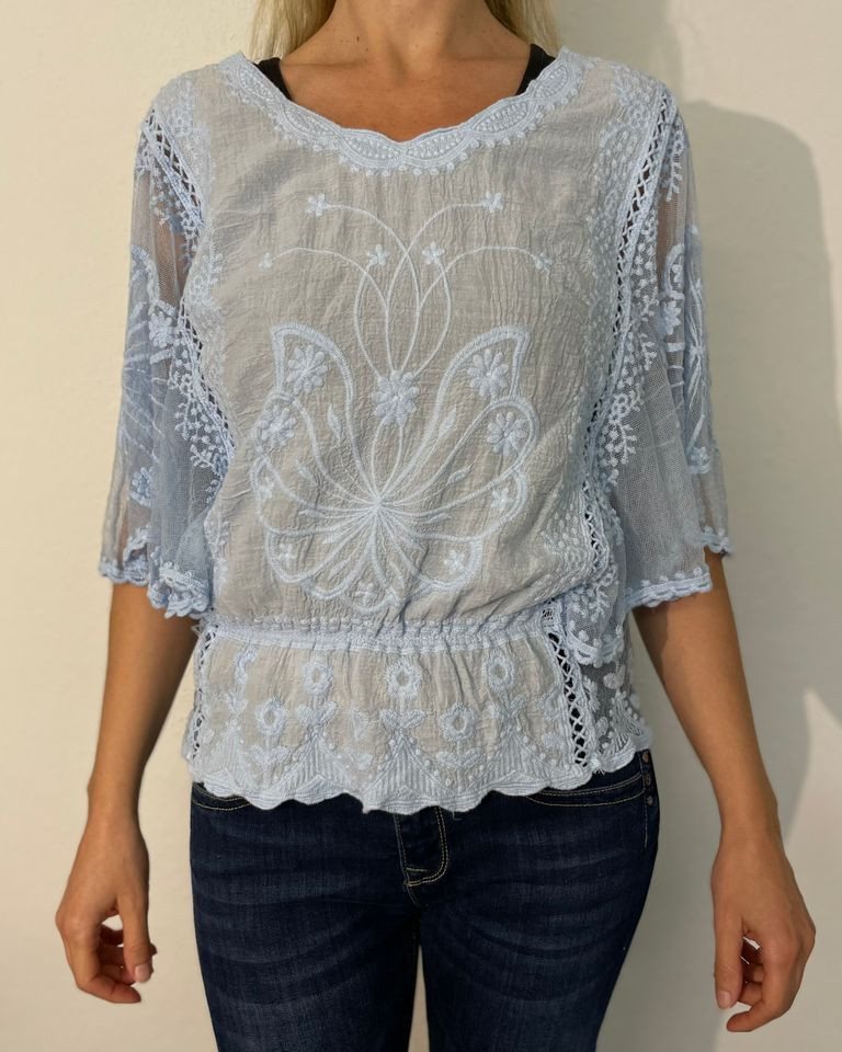 ITALY VIBES Spitzenbluse - Kurzarmbluse “Laura” – Eleganz trifft auf Vielseitigkeit - ONE SIZE passt hier Gr. XS - L von ITALY VIBES