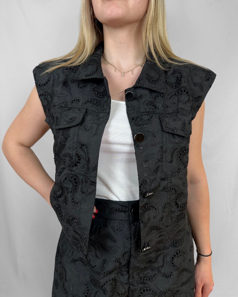 ITALY VIBES Kurzweste – Damen Weste – Häkelweste Damen – ärmellose Weste mit Sticker - ONE SIZE passt hier Gr. XS - L von ITALY VIBES