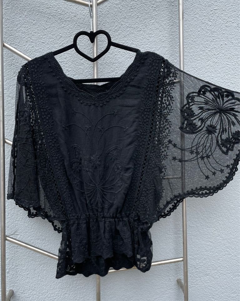 ITALY VIBES Spitzenbluse - Kurzarmbluse “Laura” – Eleganz trifft auf Vielseitigkeit - ONE SIZE passt hier Gr. XS - L von ITALY VIBES