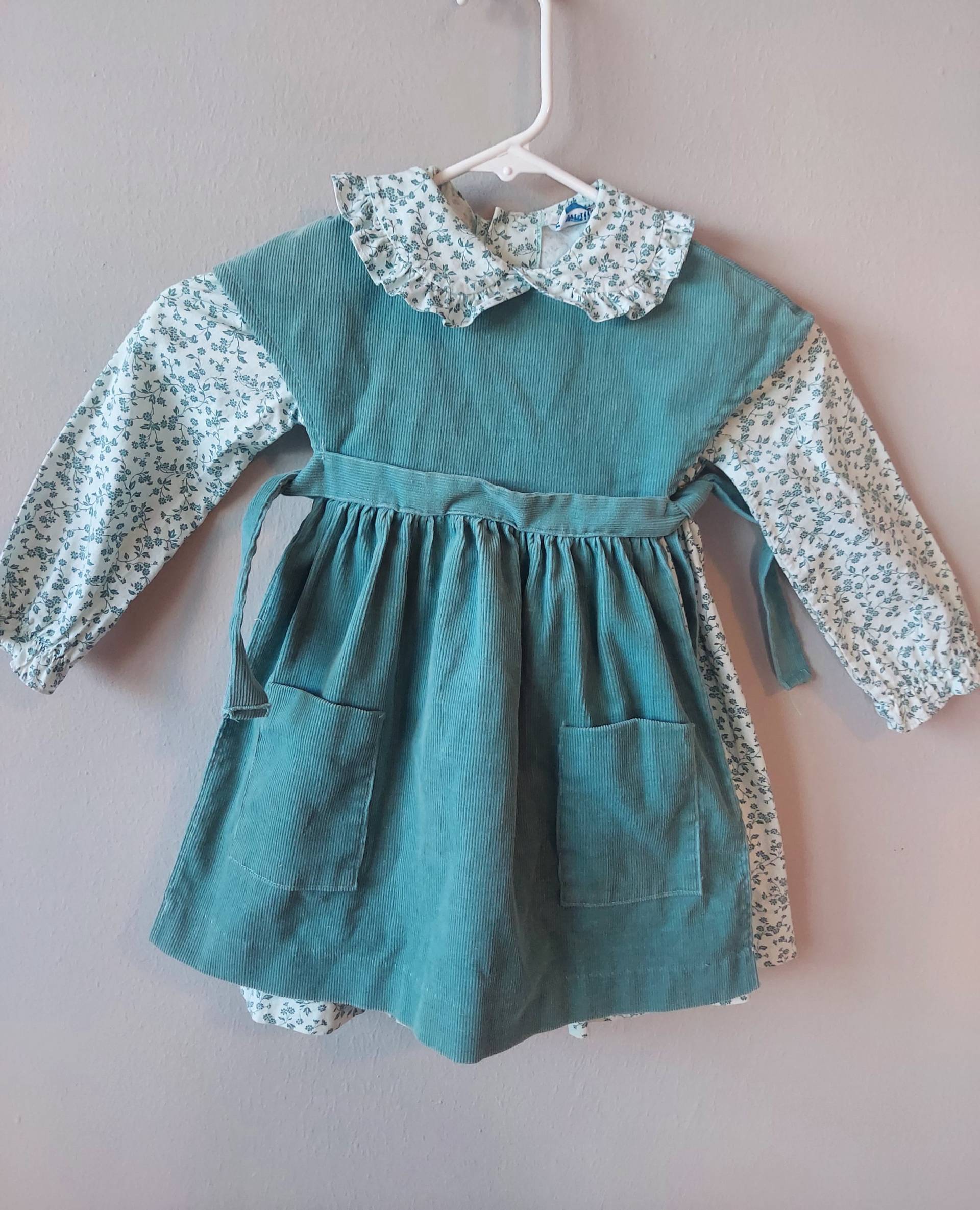 1970Er Jahre B. Altman Nanette Mädchen Blumenkleid Mit Grüner Cord Schürze 1970Er Jahre B. Altman Nanette Mädchen Blumenkleid Mit Grüner Cord Schürze von IUsed2BYoungVintage