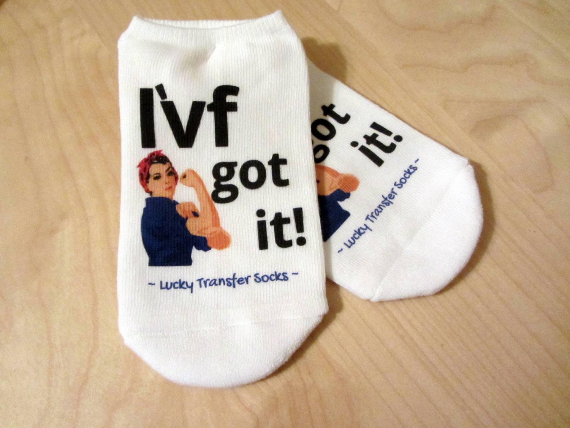 Ivf Socken, Geschenk, Ersatzmutter, Glückliche Transfersocken - "I'vf Got It" Starke, Starke Frauensocken Für Den Transfertag, Glücklich, Witzig Ivf Socken, Geschenk, Ersatzmutter, Glückliche Transfersocken - "I'vf Got It" Starke, Starke Frauensocken Für Den Transfertag, Glücklich, Witzig von IVFSurrogacyGoodies