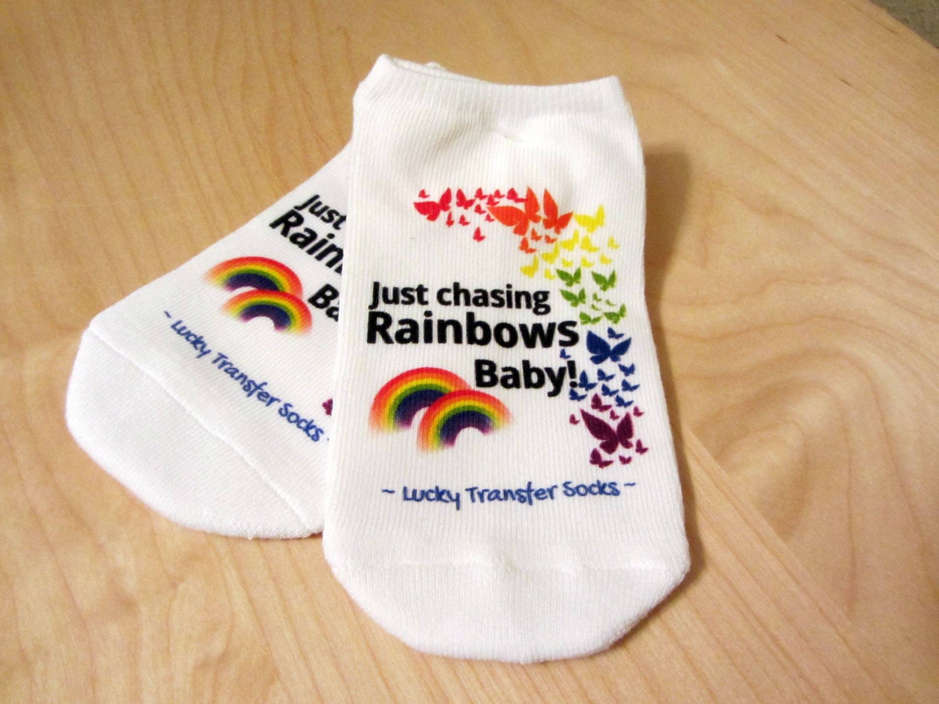 Ivf Socken, Geschenk, Ersatzmutter, Glücklicher Transfer Socken - Just Chasing Rainbows Baby, Transfertag, Regenbogenbaby Ivf Socken, Geschenk, Ersatzmutter, Glücklicher Transfer Socken - Just Chasing Rainbows Baby, Transfertag, Regenbogenbaby von IVFSurrogacyGoodies
