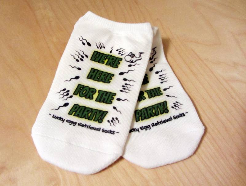 Ivf Socken, Geschenk, Ersatzmutter, Hier Für Die Party Glückliche Männersocken Den Ivf-Eizellentnahmetag Oder Befruchtungstag Ivf Socken, Geschenk, Ersatzmutter, Hier Für Die Party Glückliche Männersocken Den Ivf-Eizellentnahmetag Oder Befruchtungstag von IVFSurrogacyGoodies