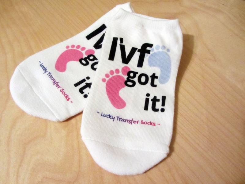 Ivf Socken, Geschenk, Ersatzmutter, Lucky Transfer Baby Fußabdrücke - "I'vf Got It" Socken Für Den Transfertag von IVFSurrogacyGoodies