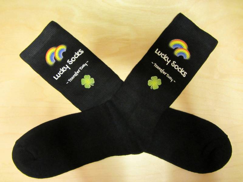 Ivf Socken, Geschenk, Ersatzmutter, Lucky Transfer Day Socken - Schwarze Socke Regenbogen Mit 4 Leaf Clover Ivf Socken, Geschenk, Ersatzmutter, Lucky Transfer Day Socken - Schwarze Socke Regenbogen Mit 4 Leaf Clover von IVFSurrogacyGoodies