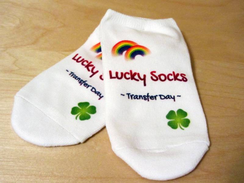 Ivf Socken, Geschenk, Ersatzmutter, Lucky Transfer Socken - Regenbogen Mit Klee Für Day, Glückssocken von IVFSurrogacyGoodies