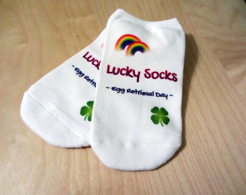 Socken, Glückspilz Eiersuche Socken - Regenbogen Mit Kleeblatt von IVFSurrogacyGoodies
