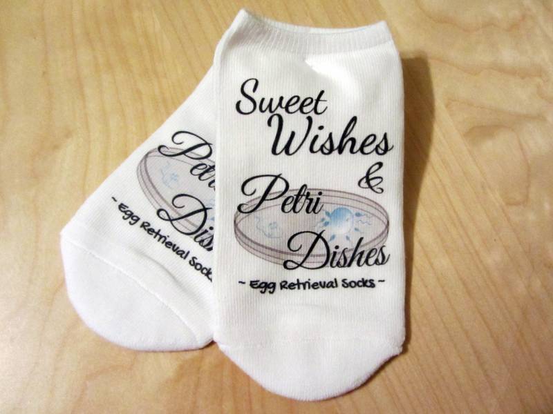 Ttc Ivf Socken, Süße Träume Und Petri Dishes No Show Damensocken Für Den Ivf-Eizahlentnahmetag Oder Befruchtungstag von IVFSurrogacyGoodies