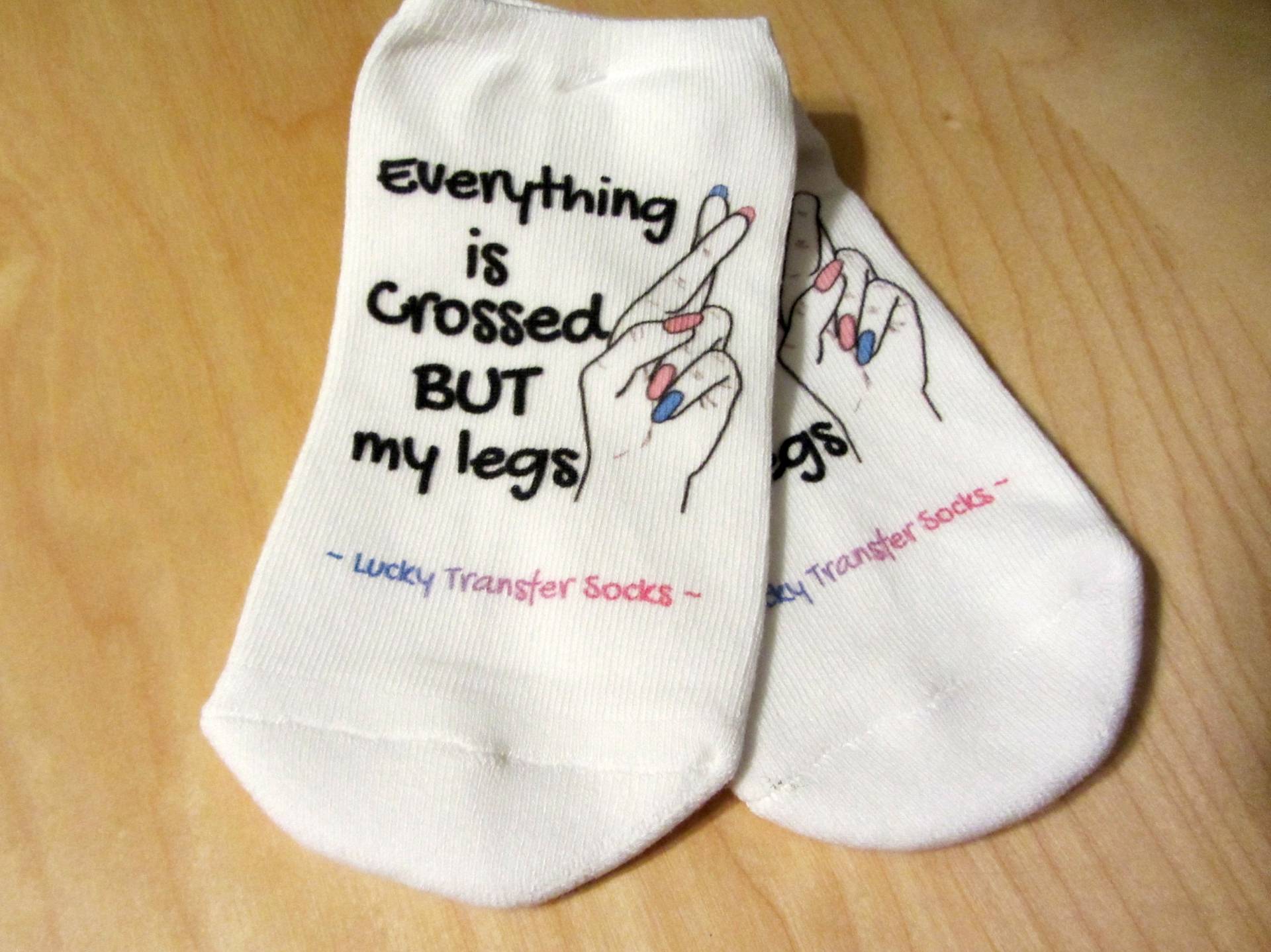 Ttc Socken, Ivf Geschenk, Ersatzmutter, Lucky Transfer Socken - Alles Ist Gedrückt Außer Meine Beine Daumen Drücken Für Den Tag von IVFSurrogacyGoodies