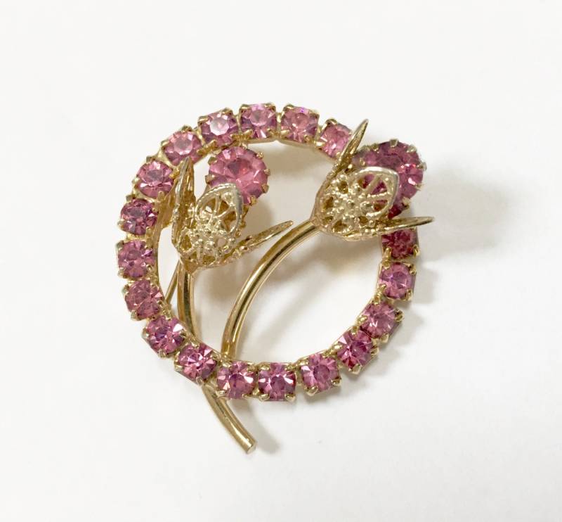 Vintage Pink Strass Pin - Kristall Brosche Rose Knospen Gold Ton Mit Blatt Rosa Prong Set Blumen Vintage Pink Strass Pin - Kristall Brosche Rose Knospen Gold Ton Mit Blatt Rosa Prong Set Blumen von IWANTVINTAGE