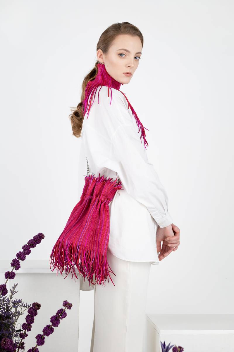 Beuteltasche in Benutzerdefinierten Farben, Fransen-Textur-Tasche, Handgefertigte Frauen-Umhängetasche, Kordelzug Viva Magenta Geldbörse von IZAANDRI