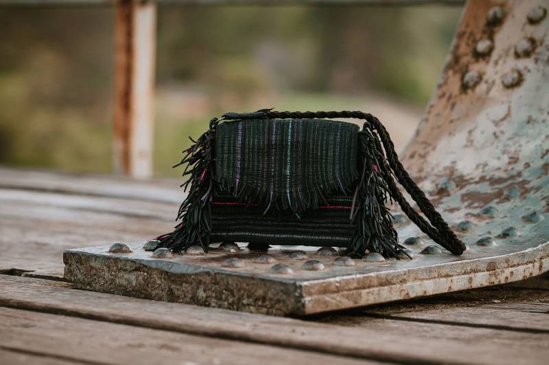 Benutzerdefinierte Schwarze Fransen Umhängetasche Für Frauen - Boho Textur Handtasche Mit Einzigartigem Handgefertigtem Muster, Personalisierte von IZAANDRI