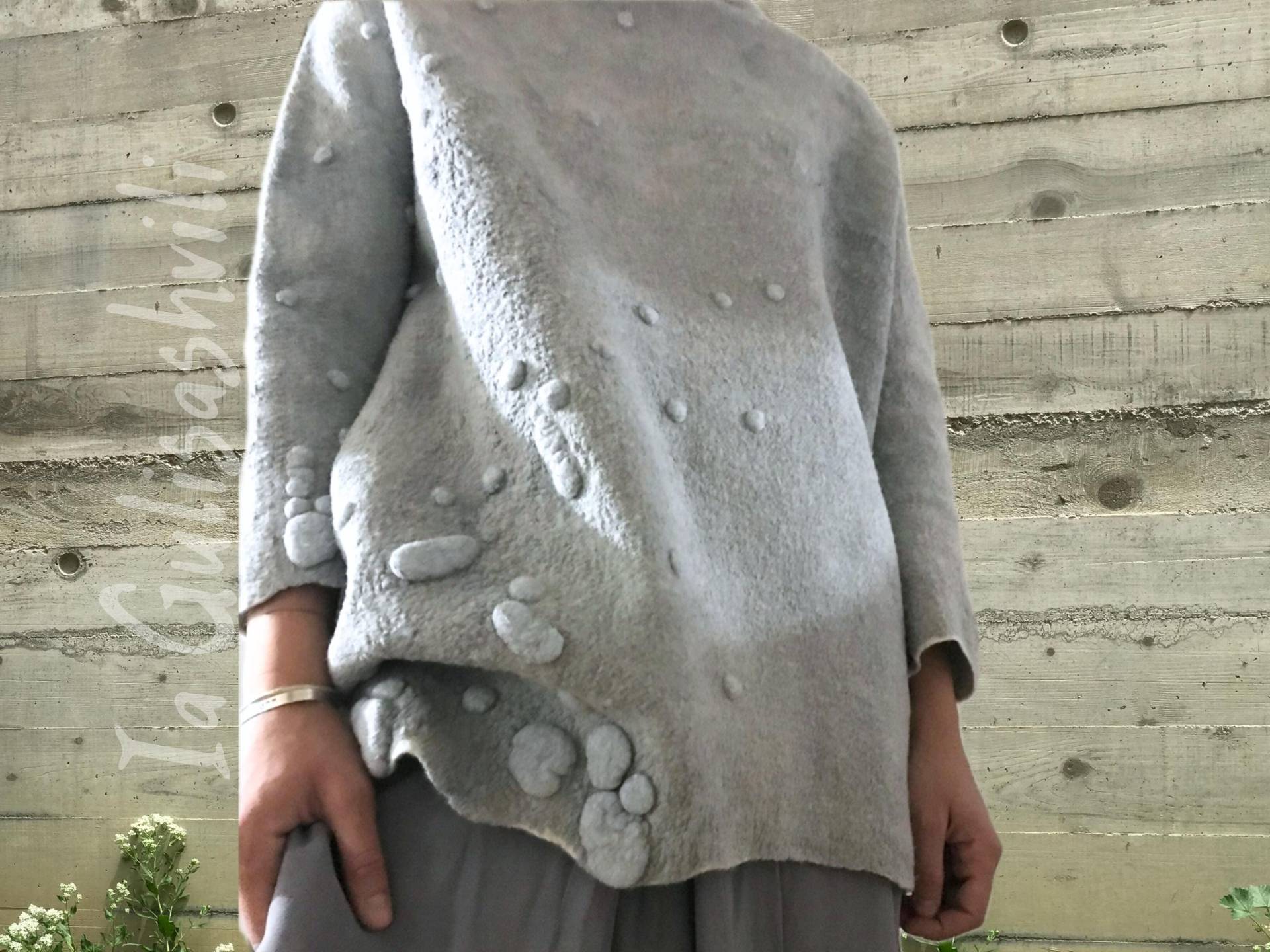 Handgemachte Nuno Filz Bluse Graues Boho Top von IaArtStudio