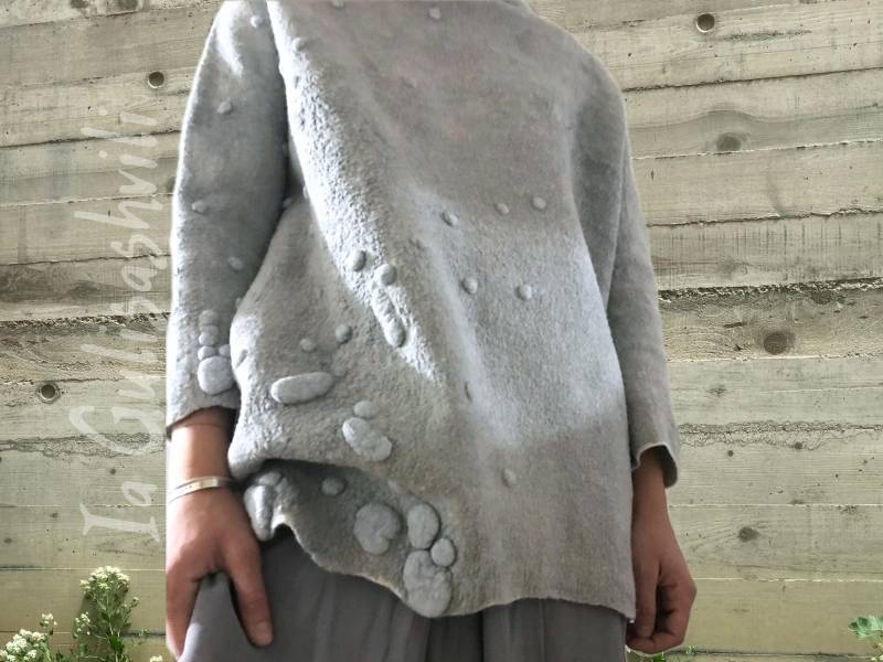 Handgemachte Nuno Filz Bluse Graues Boho Top von IaArtStudio