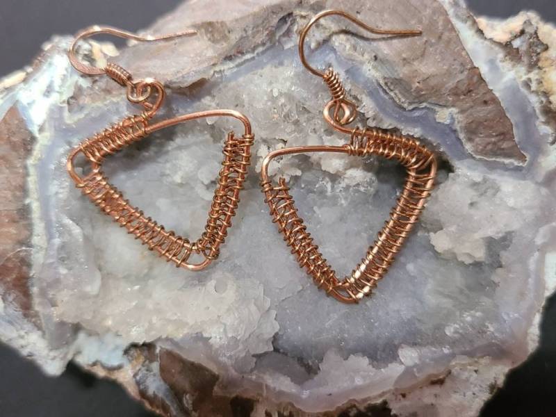 Gewebte Kupferdraht Invertiert Dreieck Ohrringe Draht Wrapping von IacolettiJewelryCo