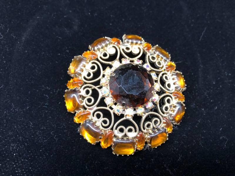Große Glas Amber Und Gelb Filagree Runde Brosche/Anstecknadel 1950-60 222300T von Iamsewthrifty