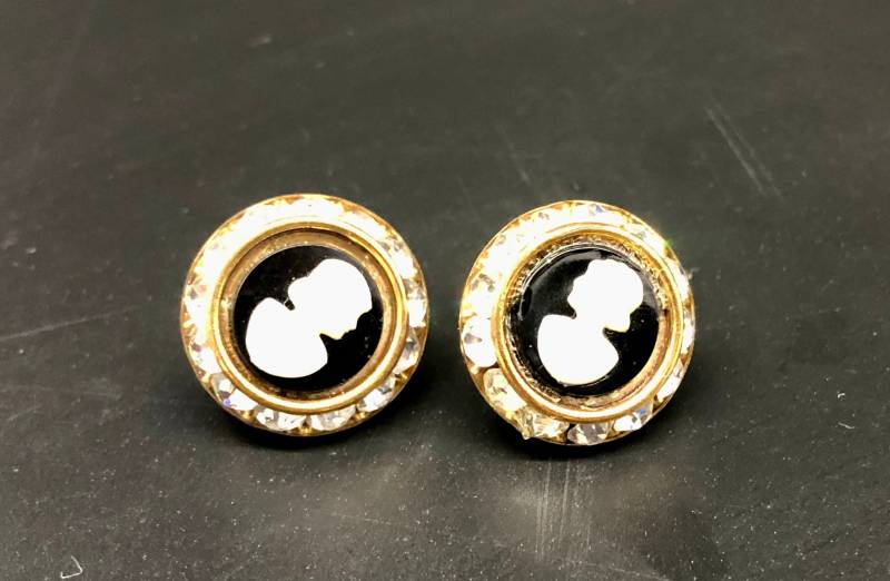 Runder Schwarzer Und Weisser Cameo Ohrring Mit Strasssteinen, Goldfarbenen Schraubenmuttern. 1980-90 von Iamsewthrifty