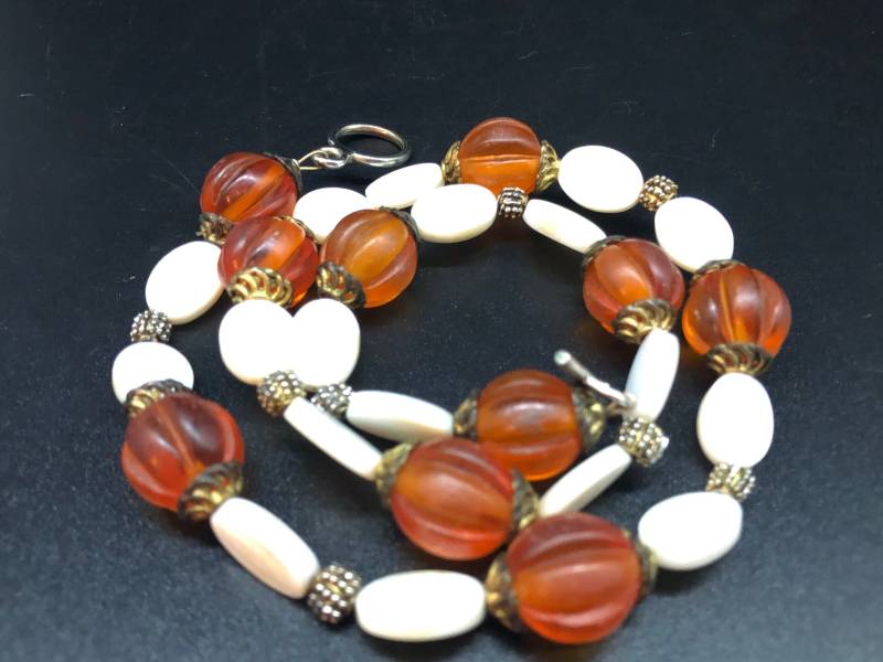 Vintage Halskette Aus Perlmutt Und Orange-Bernsteinfarbener Glasperle Mit Knebelverschluss. Modeschmuck, Schmuck von Iamsewthrifty