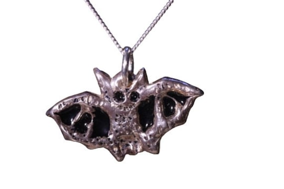 Super Süsse Kleine Fledermaus Kette - Massiv Silber Und Emailliert Super Süsse Kleine Fledermaus Kette - Massiv Silber Und Emailliert von IanBarrettJewellery