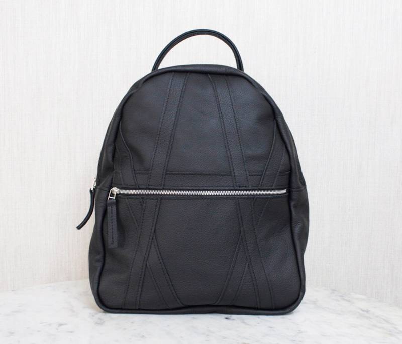 Schwarzer Lederrucksack Reisetasche Mit Großer Fronttasche Schwarzer Lederrucksack Reisetasche Mit Großer Fronttasche von IanJamesMade