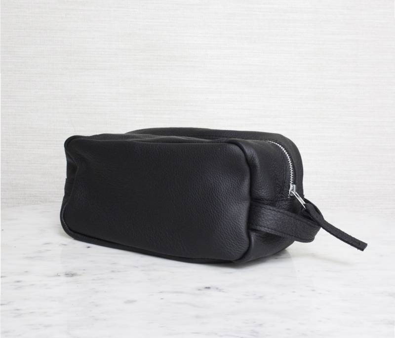Schwarzes Leder Zippered Dopp Kit Makeup Reise Kulturtasche von IanJamesMade