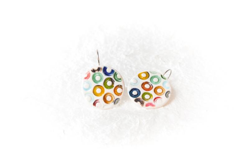 Farbe Ringe Keramik Ohrringe Rot Grün Blau Gelb Ring Löcher Lever-Back Handgemachter Schmuck Von Iana Kaisheva von IanaArtCeramics