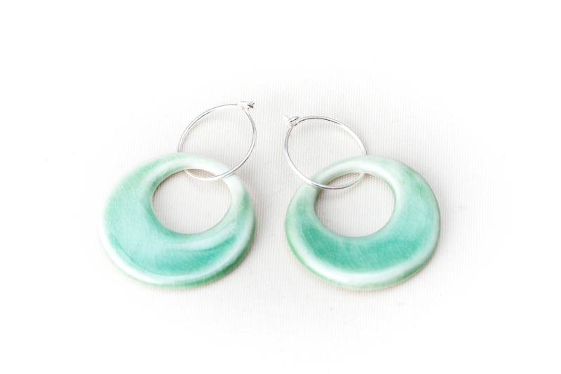 Grüne Keramik Ohrringe Silber Ohrring Hoop Handgemachter Schmuck Mit Großem Loch Keramikohrringe Von Iana Kaisheva von IanaArtCeramics