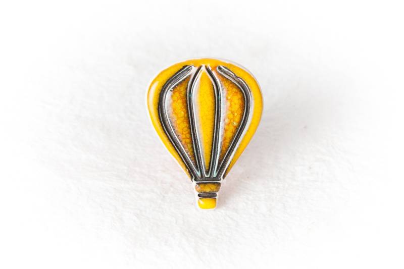 Heißluftballon Keramik Brosche Mit Gelb Und Schwarz Handgemachte Ballon Form Pin Schmuck Geschenk Für Sie Von Iana Kaisheva von IanaArtCeramics
