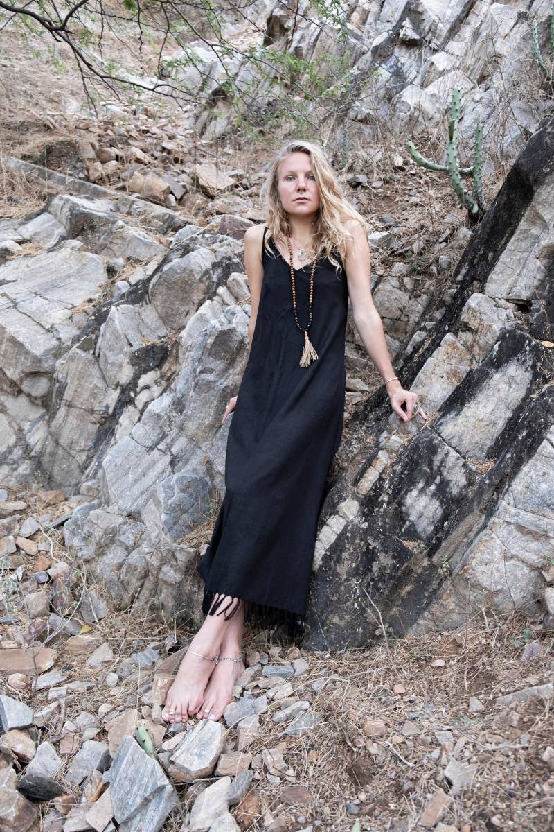 Schwarzes Ahimsa Seiden Fransenkleid, Bio Seide Boho Kleid, Rohseide Sommerkleid, Natürliches Veganes Seidenkleid, Gewaltfreie Seidenkleidung von AshvathaEcowear