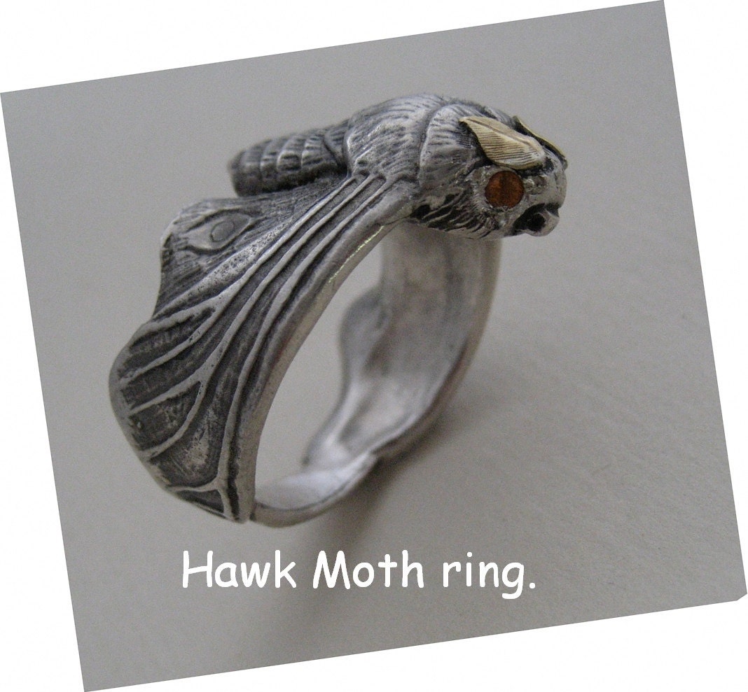 Schwärmer Ring - Sterling Silber Und 18 Kt Gelbgold Mit Rubin Augen Schwärmer Ring - Sterling Silber Und 18 Kt Gelbgold Mit Rubin Augen von Ianbuchananjeweller